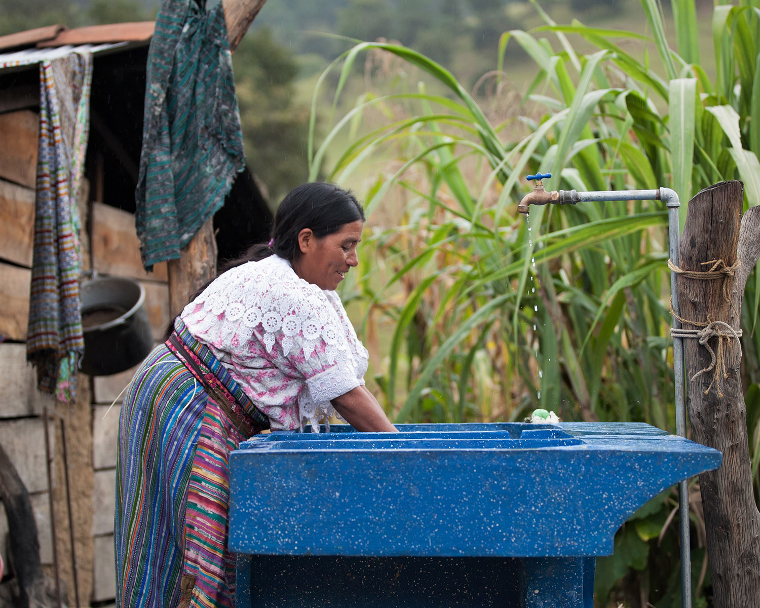 Guatemala-(29) woman washing clothes | Clean Water in Guatemala | Where We Work | Water For People
