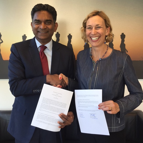 Kala Vairavamoorthy, IWA Excecutive Director and Eleanor Allen, Water For People CEO sign the MOU.