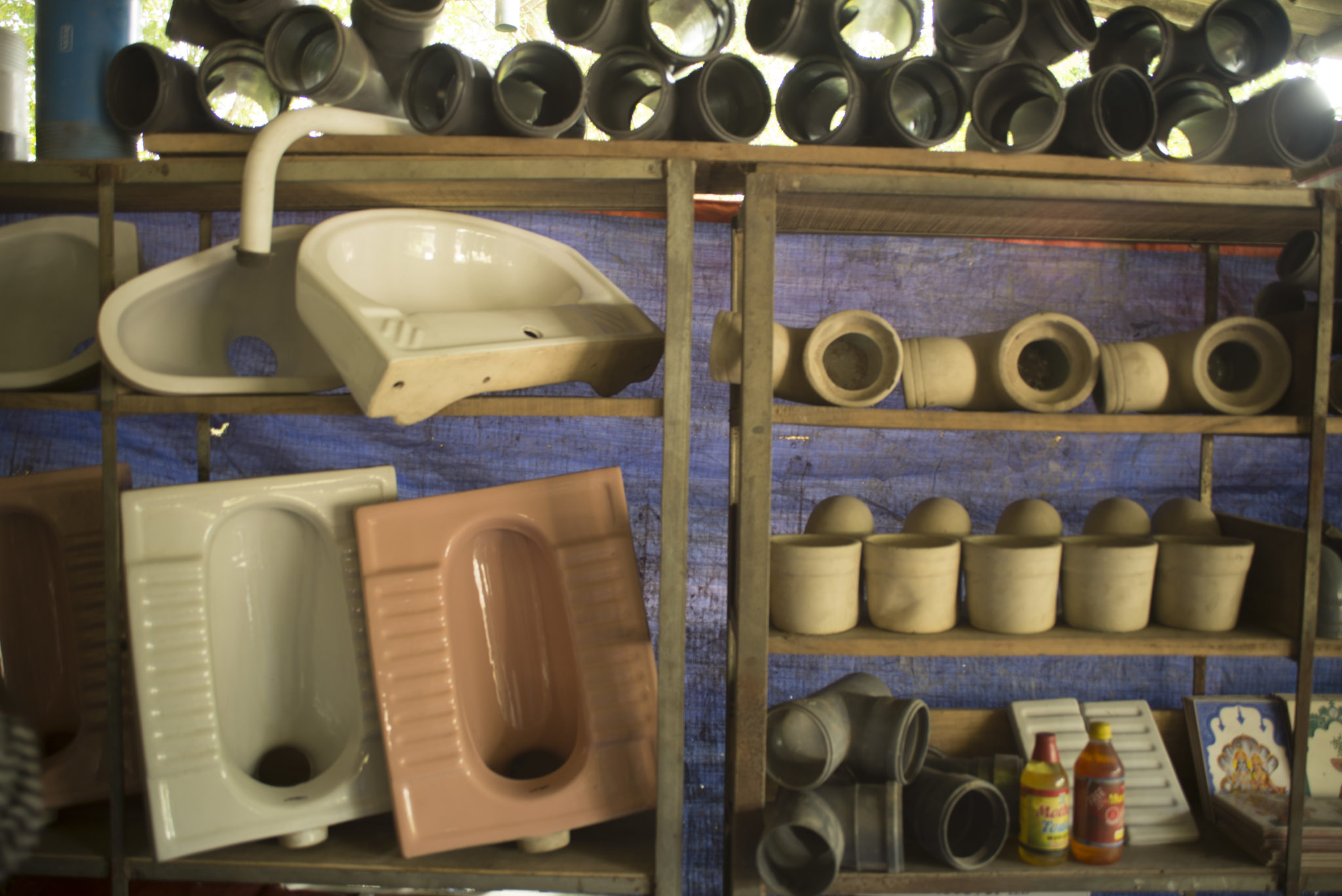 India-Sundarbun-Saneamiento-Emprendedor-2016-16 photograph of pipes, toilets, and a sink in a local shop